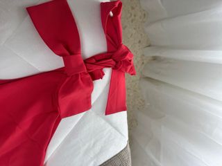 Mono rojo de fiesta con lazada