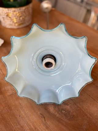 Lampada a sospensione in vetro opalino celeste