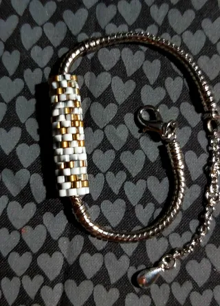 Pulsera de acero con detalle decorativo