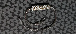 Pulsera de acero con detalle decorativo