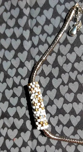 Pulsera de acero con detalle decorativo