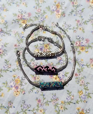 Pulsera de acero con detalle decorativo