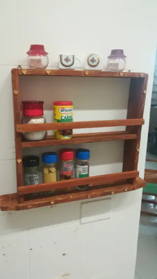 Bacheca in legno porta spezie