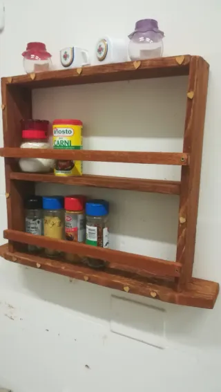 Bacheca in legno porta spezie