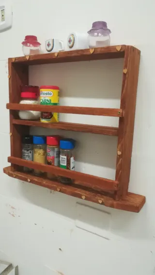 Bacheca in legno porta spezie