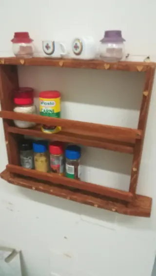 Bacheca in legno porta spezie