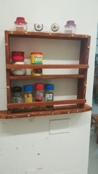 Bacheca in legno porta spezie