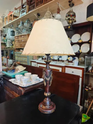 Lámpara de mesa vintage madera tallada