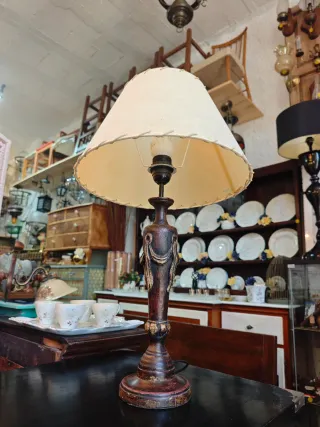 Lámpara de mesa vintage madera tallada