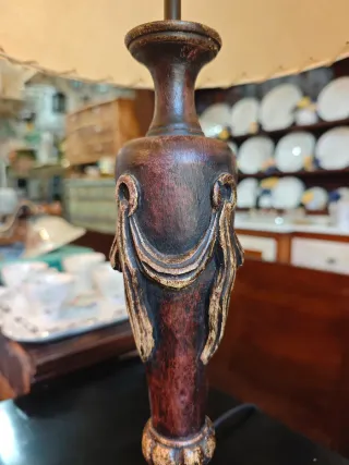 Lámpara de mesa vintage madera tallada