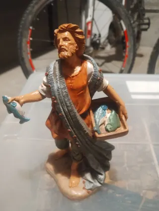 Statua presepe pescatore con pesci in resina