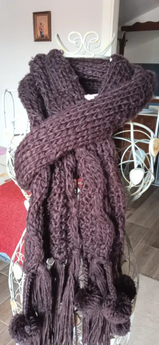 Bufanda marrón de lana gruesa con pompones C&A