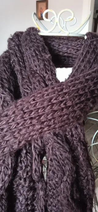 Bufanda marrón de lana gruesa con pompones C&A