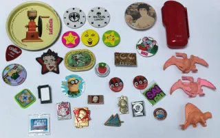 Lote 32 artículos antiguos ,chapas, posavasos...