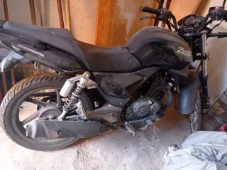 Moto negra, pocos km, horquilla doblada