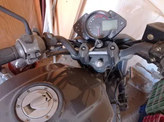 Moto negra, pocos km, horquilla doblada