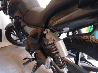 Moto negra, pocos km, horquilla doblada