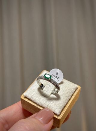 Anillo elegante con esmeralda y diamantes