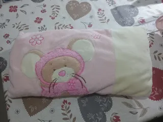 Almohada de Bebe  de león rosa