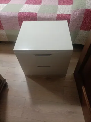 Mesita de noche Ikea blanca. Está en ASTURIAS