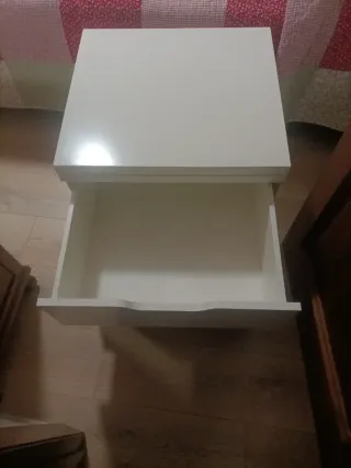 Mesita de noche Ikea blanca. Está en ASTURIAS