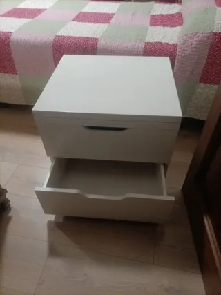 Mesita de noche Ikea blanca. Está en ASTURIAS