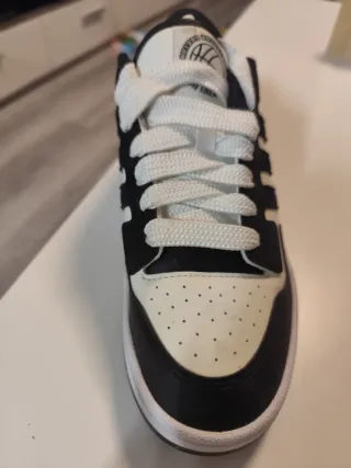 Zapatillas Adidas Neg y Blancas vale para 38.5y 39