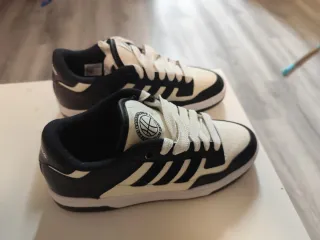 Zapatillas Adidas Neg y Blancas vale para 38.5y 39