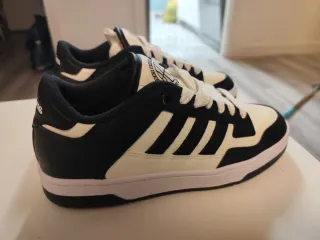 Zapatillas Adidas Neg y Blancas vale para 38.5y 39