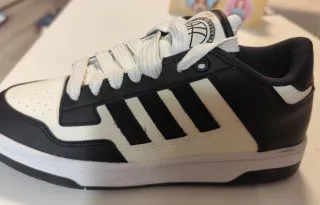 Zapatillas Adidas Neg y Blancas vale para 38.5y 39