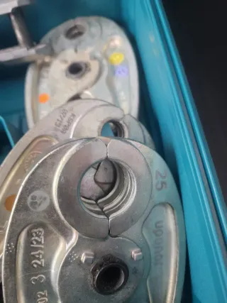 Prensa multicapa Klauke con baterías