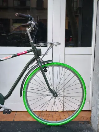Bicicleta de ciudad verde