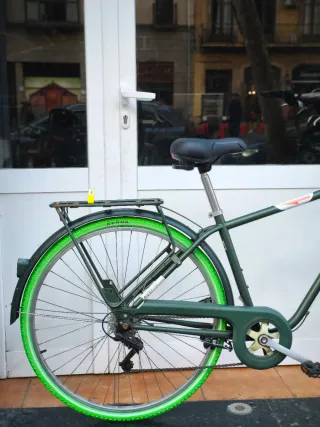 Bicicleta de ciudad verde