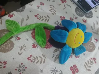 Peluche Flor Sonriente Azul y Amarillo