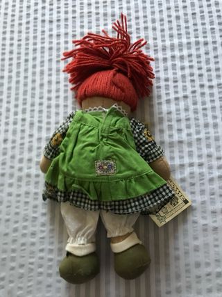 Bambola di pezza con capelli rossi