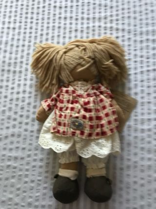 Bambola di stoffa con vestito a quadri