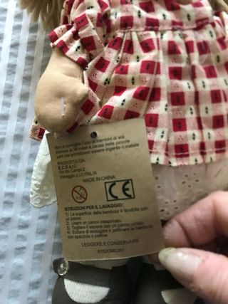 Bambola di stoffa con vestito a quadri