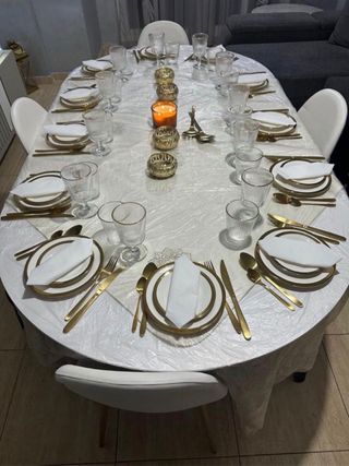 Mesa de comedor elegante dorada y blanca
