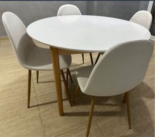 Mesa de comedor elegante dorada y blanca