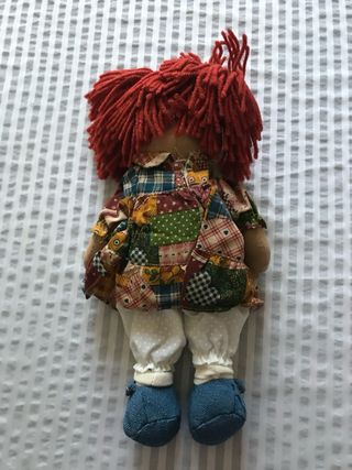 Bambola artigianale con capelli rossi