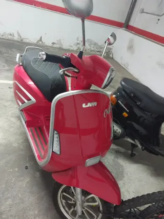 UM Shill Scooter Roja