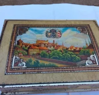 Caja metálica antigua decorada