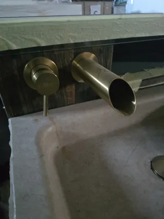 Mueble lavabo de piedra, madera y metal