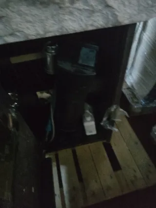 Mueble lavabo de piedra, madera y metal