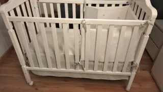 Cuna blanca con osito