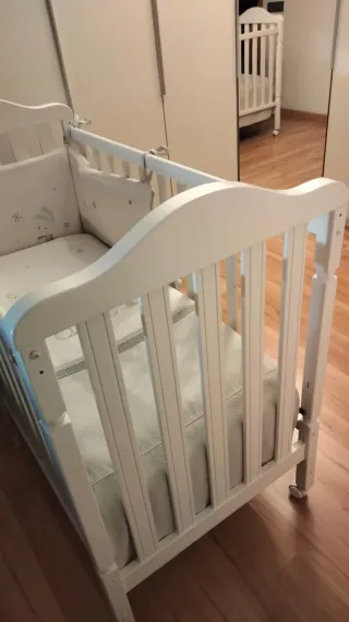 Cuna blanca con osito