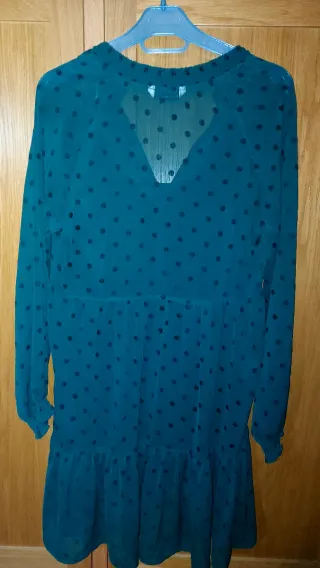 Vestido verde con lunares de tela fina
