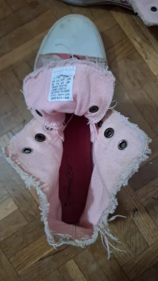 Botas tipo Converse rosas con estampado