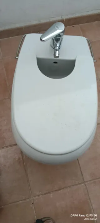Bidét con grifo y tapa.hay Dos unidades el precio