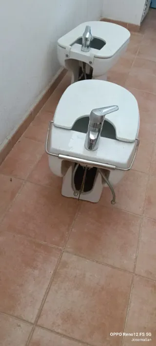 Bidét con grifo y tapa.hay Dos unidades el precio